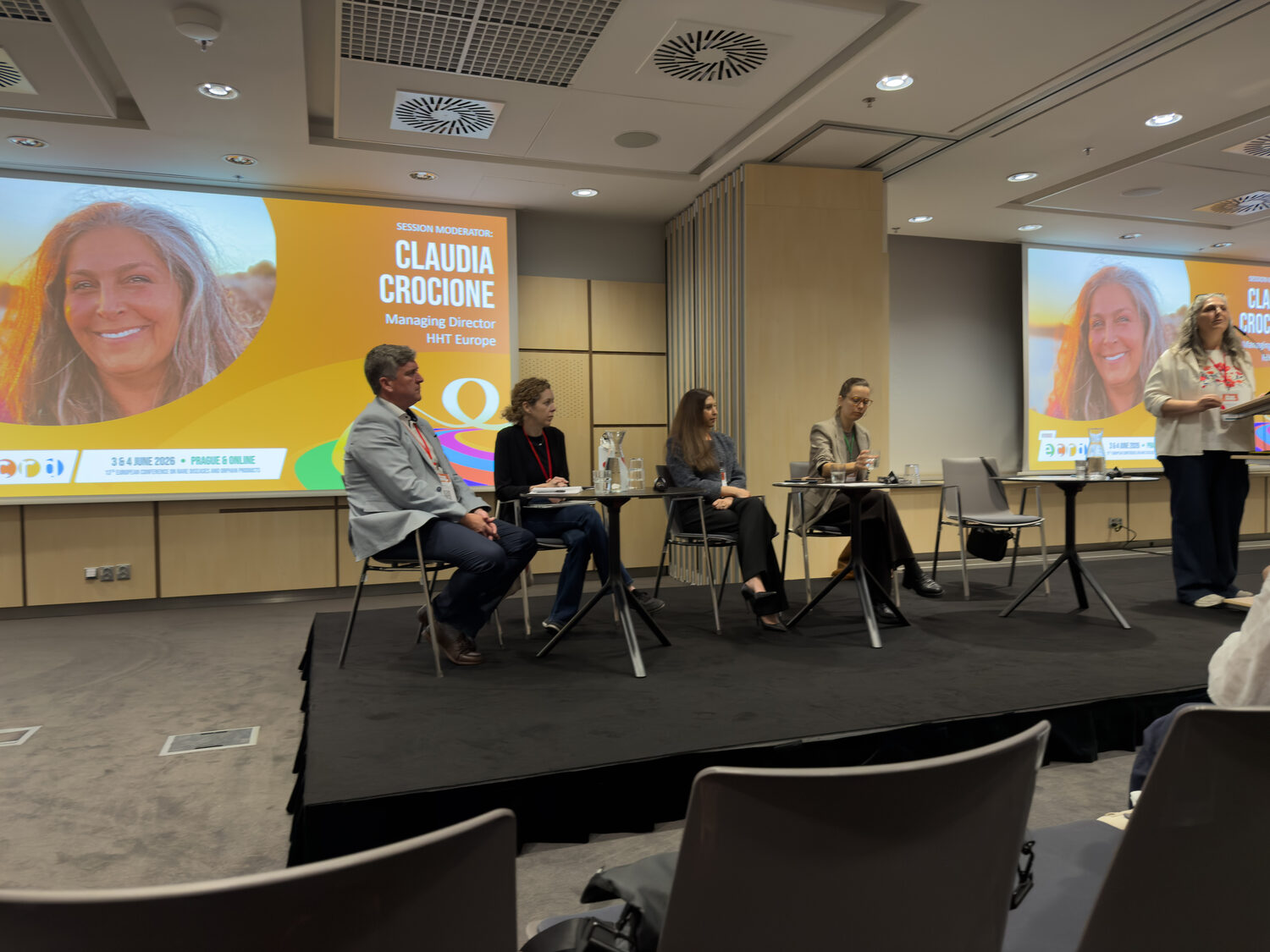 Panel der Session zu ganzheitlicher Versorgung, Claudia Crocione auf der Leinwand
